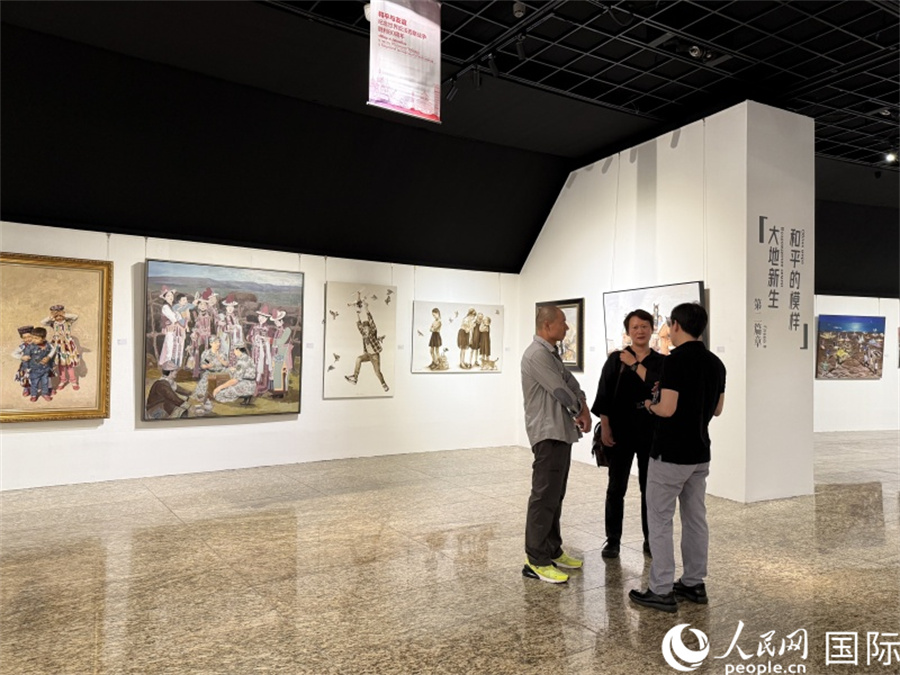 “多彩世界”中俄青年油畫展暨“青春志”北京青年美術(shù)作品邀請展在北京中華世紀(jì)壇揭幕。人民網(wǎng)記者 楊倩攝