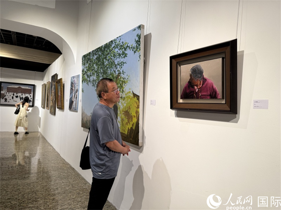 活動現(xiàn)場觀眾欣賞中俄兩國藝術家的畫作。人民網記者 楊倩攝