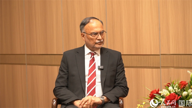 巴基斯坦計(jì)劃發(fā)展和特別任務(wù)部部長(zhǎng)阿赫?！ひ量税蜖柦邮苋嗣窬W(wǎng)專訪。人民網(wǎng) 楊春燕攝