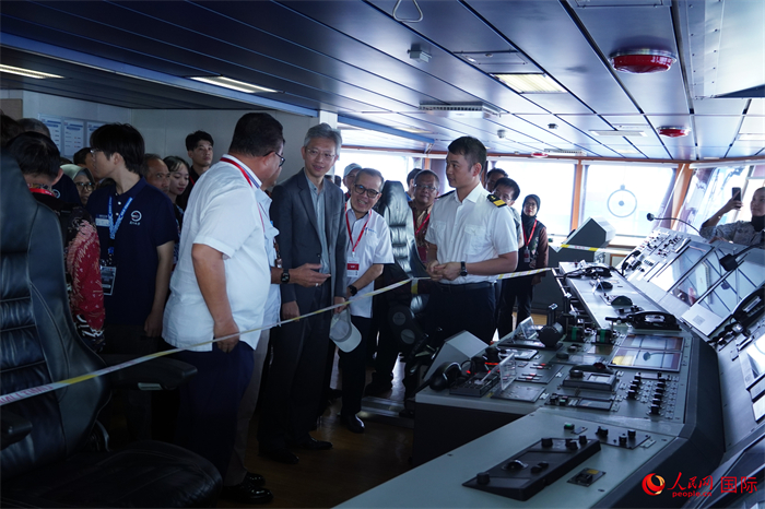 中國駐印尼大使王魯彤等嘉賓參觀“嘉庚”號科考船駕駛室。人民網(wǎng)記者 曹師韻攝