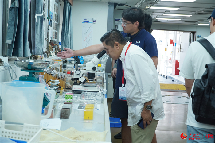 開放日當(dāng)天，觀眾在“嘉庚”號科考船主實(shí)驗(yàn)室參觀由師生從海底采集的科研樣本。人民網(wǎng)記者 曹師韻攝