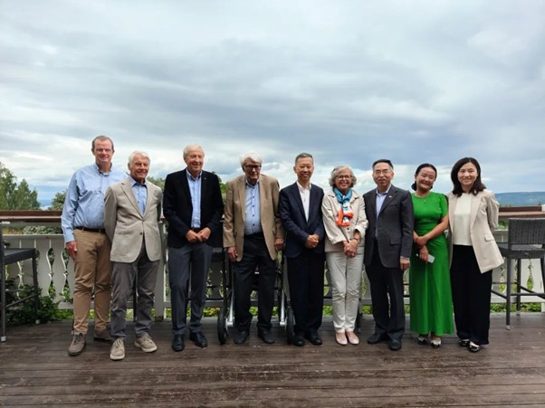 中國(guó)駐瑞典大使崔愛(ài)民與瑞典北極光基金會(huì)主席博·艾克曼等人合影。中國(guó)駐瑞典大使館供圖