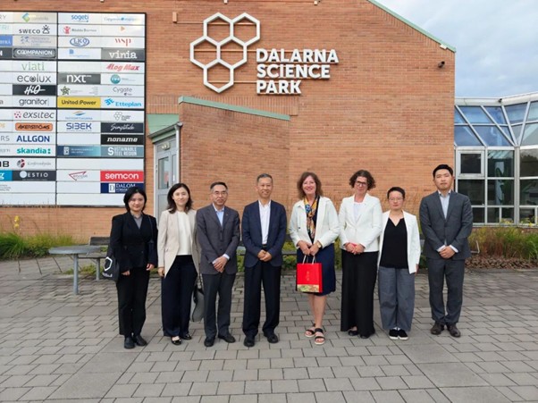 中國(guó)駐瑞典大使崔愛(ài)民參訪瑞典達(dá)拉納科技園。中國(guó)駐瑞典大使館供圖