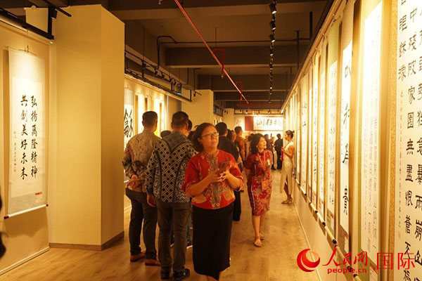 觀眾正在欣賞展出的書(shū)法作品。人民網(wǎng)記者 曹師韻攝