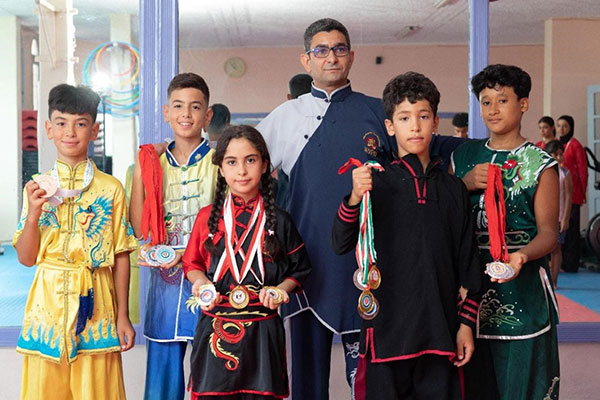 學(xué)員們展示獎(jiǎng)牌。人民網(wǎng) 萊拉·阿提塔拉赫攝