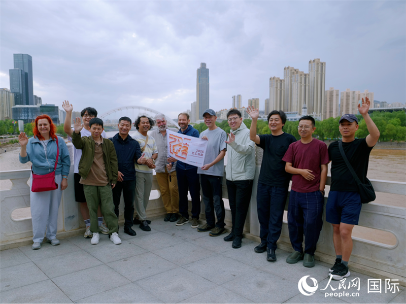 中外藝術(shù)家相聚黃河之濱。人民網(wǎng) 嚴(yán)小晶攝