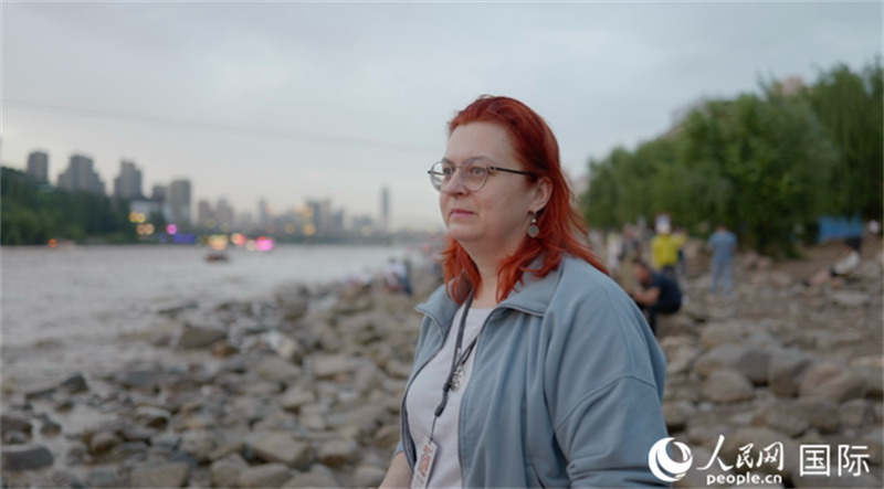 俄羅斯藝術(shù)家冬青國在黃河之濱。人民網(wǎng) 嚴小晶攝