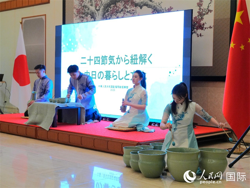 青瓷甌樂表演。人民網(wǎng) 許可攝