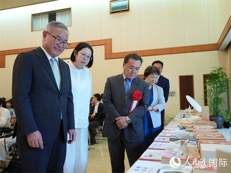 嘉賓共同觀看二十四節(jié)氣與中國非遺文化展品。人民網(wǎng) 許可攝