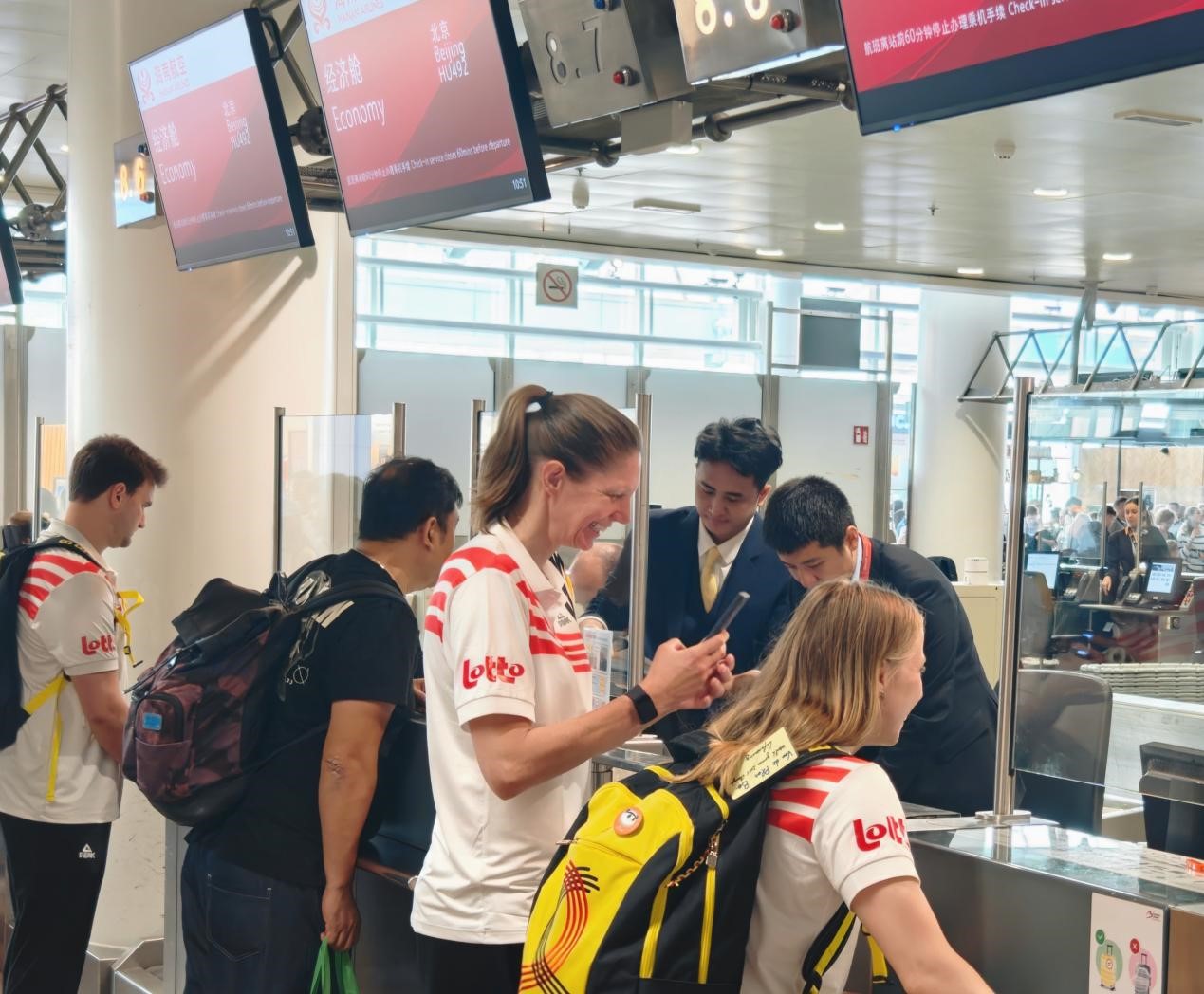 圖為比利時代表團在辦理登機手續(xù)。海南航空布魯塞爾辦事處供圖