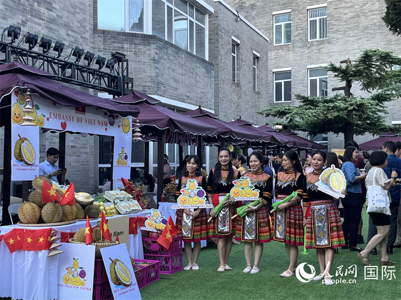 首屆中國—東盟榴蓮美食節(jié)活動(dòng)現(xiàn)場(chǎng)。人民網(wǎng) 張醴泉攝