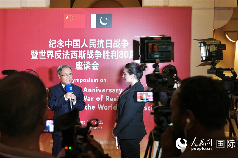 中國駐巴基斯坦大使姜再冬會后接受巴基斯坦媒體采訪。瓦卡斯·阿赫邁德 攝