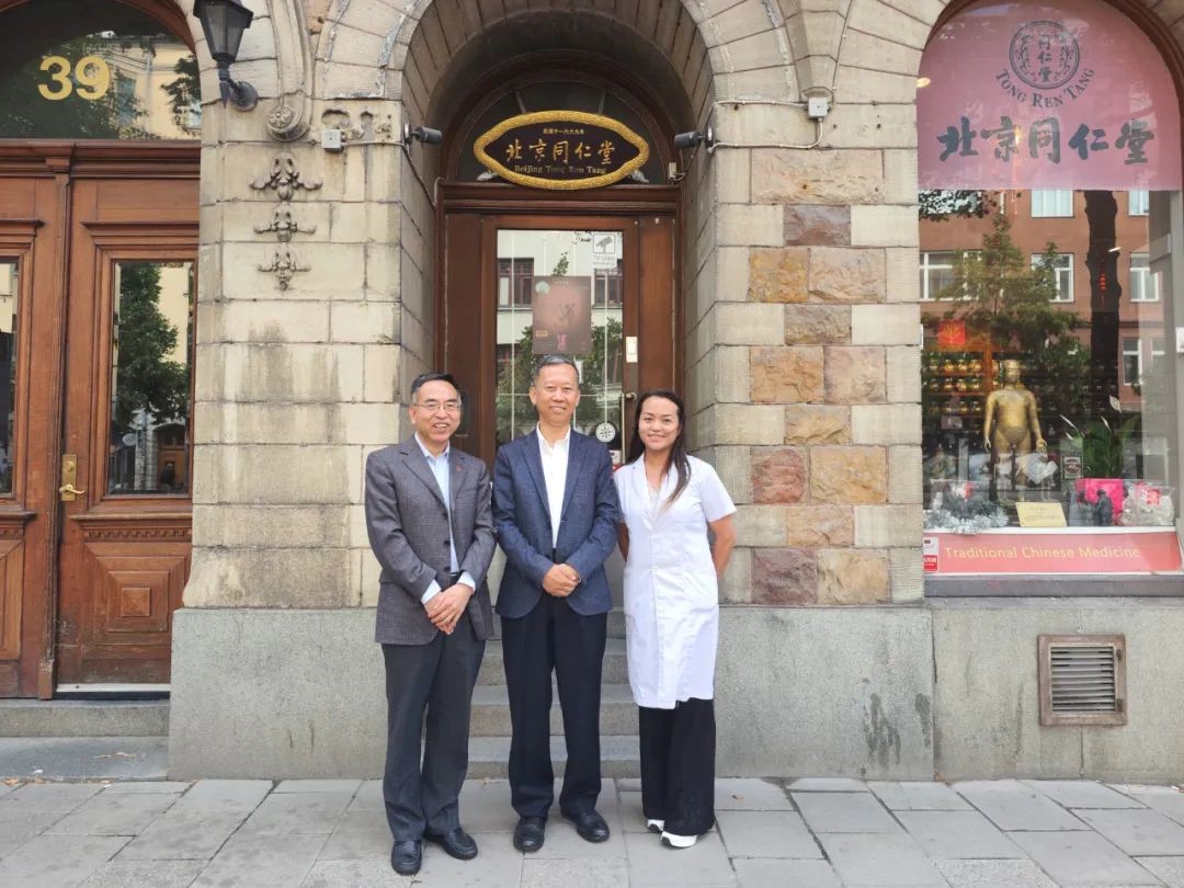 中國(guó)駐瑞典大使崔愛(ài)民與瑞典北京同仁堂工作人員合影。中國(guó)駐瑞典大使館供圖