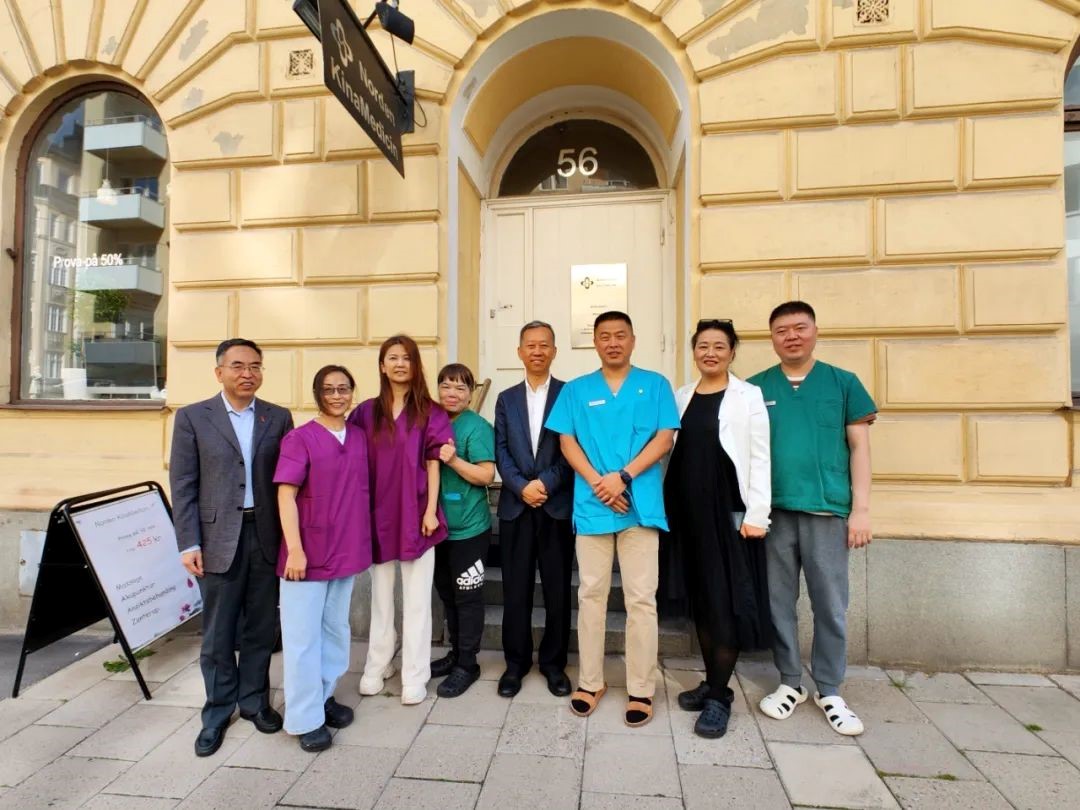 中國駐瑞典大使崔愛民與瑞典Norden Kinamedicin工作人員合影。中國駐瑞典大使館供圖