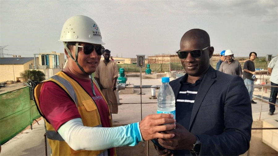 業(yè)主代表和項(xiàng)目經(jīng)理合影。貝尼納吉原水預(yù)處理項(xiàng)目部供圖