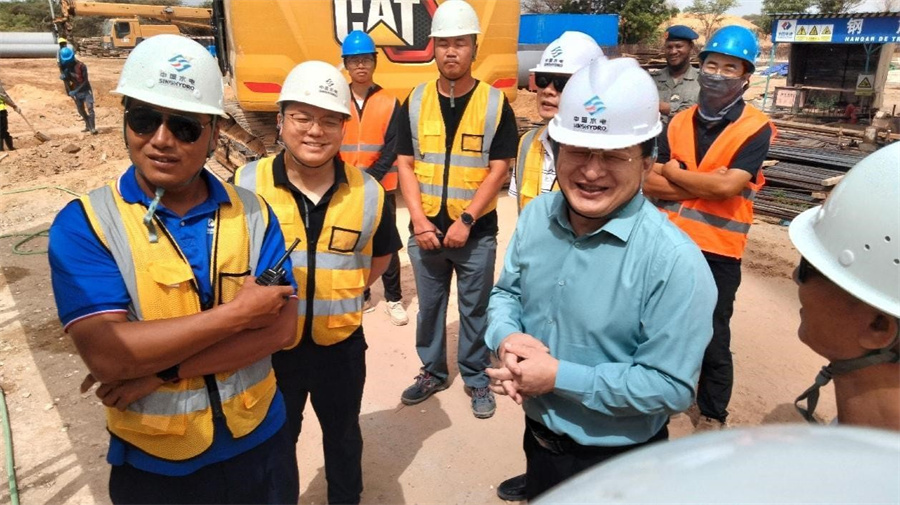 項(xiàng)目通水前夕，中國(guó)駐毛里塔尼亞大使唐中東（右三）到現(xiàn)場(chǎng)調(diào)研。貝尼納吉原水預(yù)處理項(xiàng)目部供圖