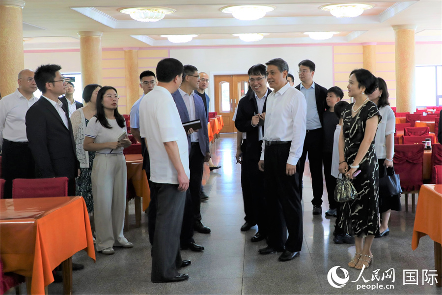 當(dāng)?shù)貢r(shí)間8月13日，中國駐朝鮮大使王亞軍率使館外交官等參觀平壤金正淑紡織廠。圖為中方一行參觀工廠食堂。人民網(wǎng)記者 劉融攝