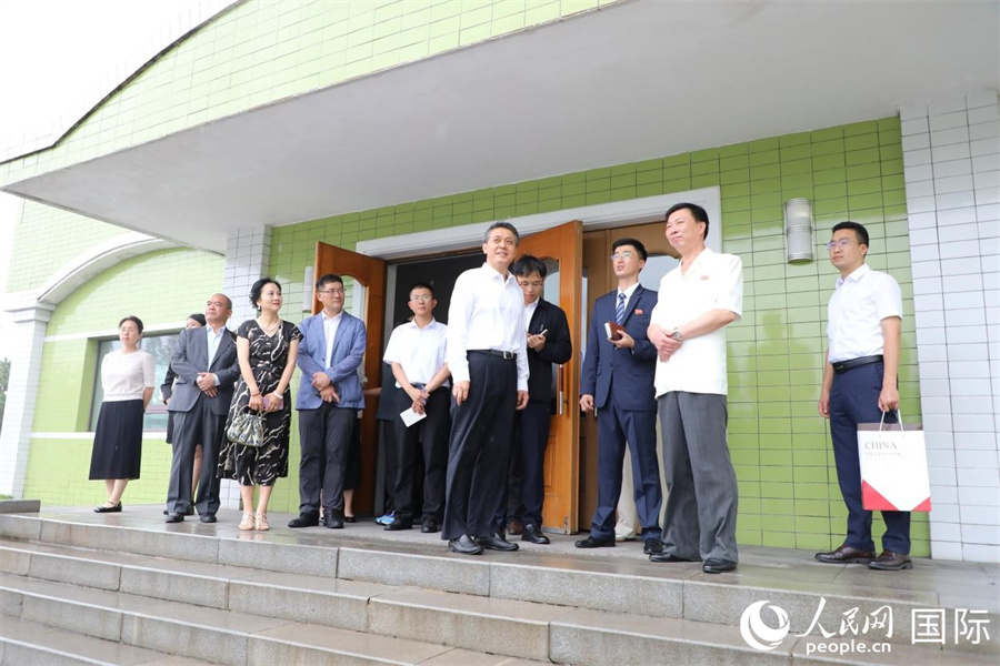 當(dāng)?shù)貢r(shí)間8月13日，中國(guó)駐朝鮮大使王亞軍率使館外交官等參觀(guān)平壤金正淑紡織廠(chǎng)。圖為李勇根介紹工廠(chǎng)歷史沿革、生產(chǎn)能力、發(fā)展理念等情況。人民網(wǎng)記者 劉融攝