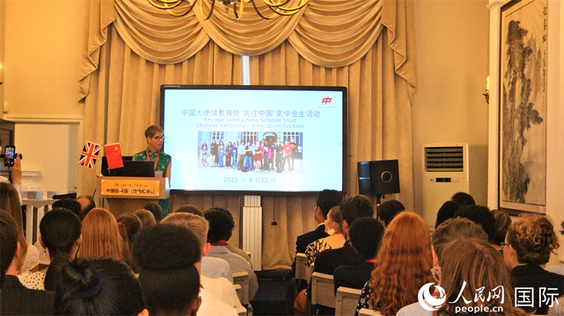 “關(guān)注中國(guó)”創(chuàng)始人之一童海珍介紹“關(guān)注中國(guó)”獎(jiǎng)學(xué)金項(xiàng)目具體情況。人民網(wǎng) 徐量攝