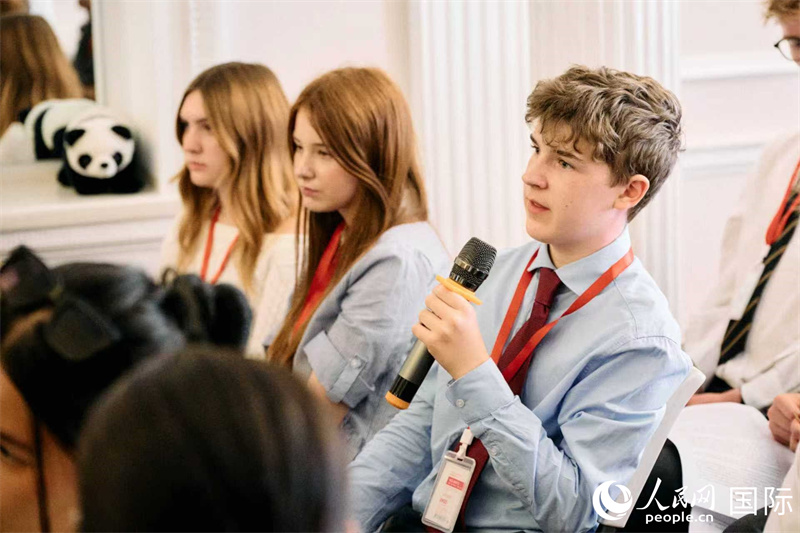 英國(guó)學(xué)生積極參與問(wèn)答環(huán)節(jié)了解去中國(guó)學(xué)習(xí)的情況。楊浩鵬攝
