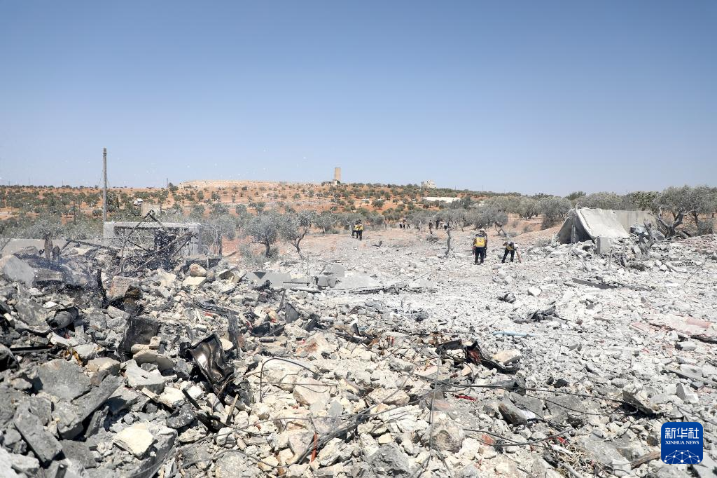 8月14日，在敘利亞伊德利卜，救援人員和居民在爆炸后的廢墟中搜救幸存者。新華社發(fā)