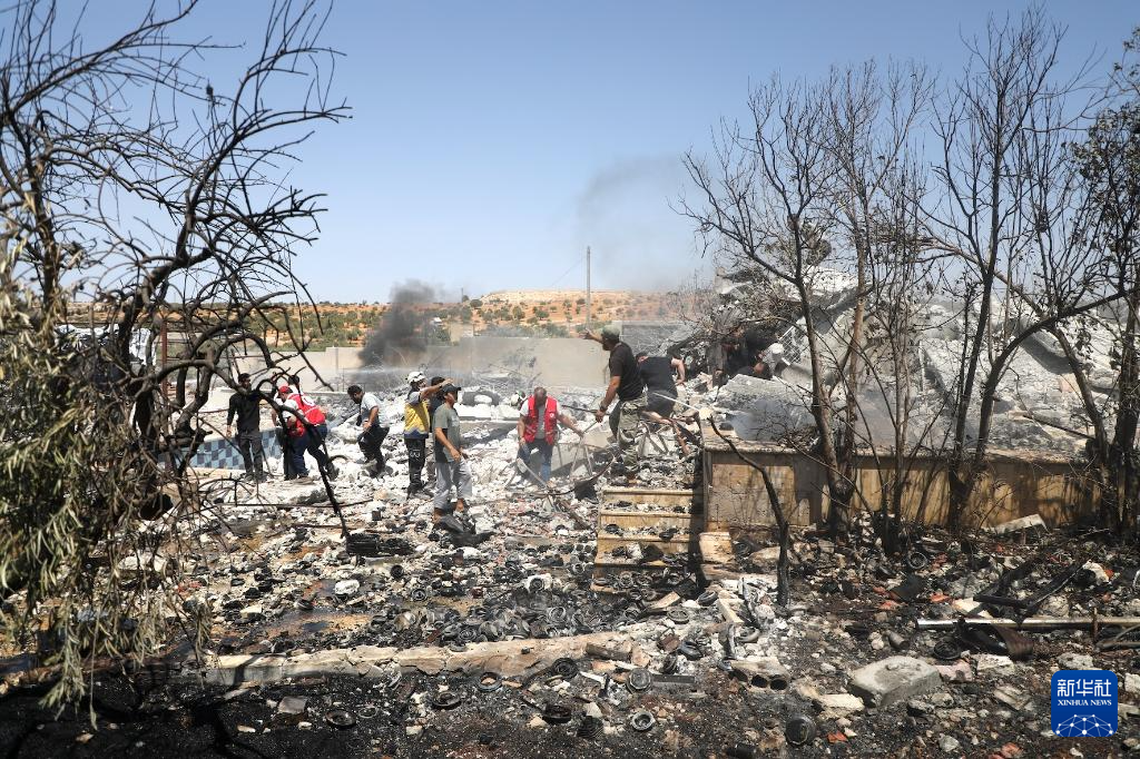 8月14日，在敘利亞伊德利卜，救援人員和居民在爆炸后的廢墟中搜救幸存者。新華社發(fā)