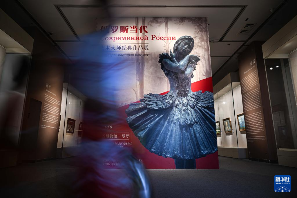 8月13日在位于?？诘暮Ｄ鲜〔┪镳^拍攝的“俄羅斯當代藝術大師經(jīng)典作品展”現(xiàn)場。新華社記者 蒲曉旭 攝