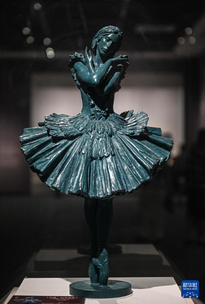 8月13日在海南省博物館拍攝的“俄羅斯當(dāng)代藝術(shù)大師經(jīng)典作品展”展出的雕塑《安娜·巴甫洛娃》。新華社記者 蒲曉旭 攝