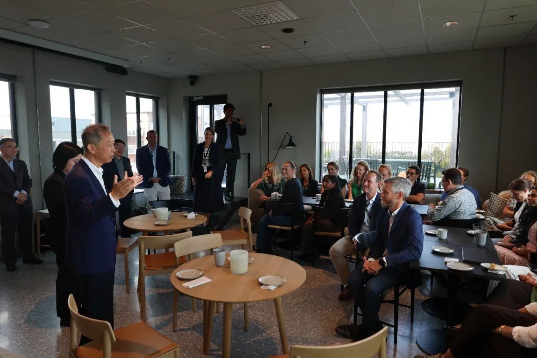 中國駐瑞典大使崔愛民與瑞博科爾制藥公司首席執(zhí)行官甘黎明等進(jìn)行交流。中國駐瑞典大使館供圖