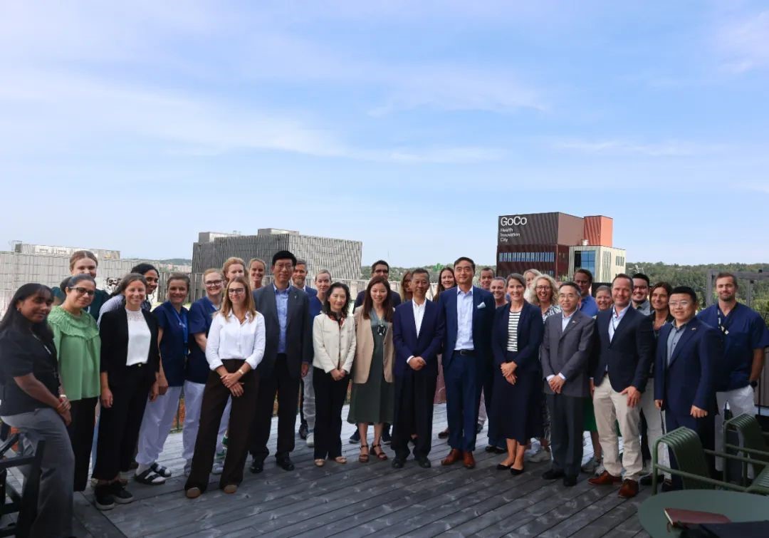 中國駐瑞典大使崔愛民與瑞博科爾制藥公司參會(huì)人員合影。中國駐瑞典大使館供圖