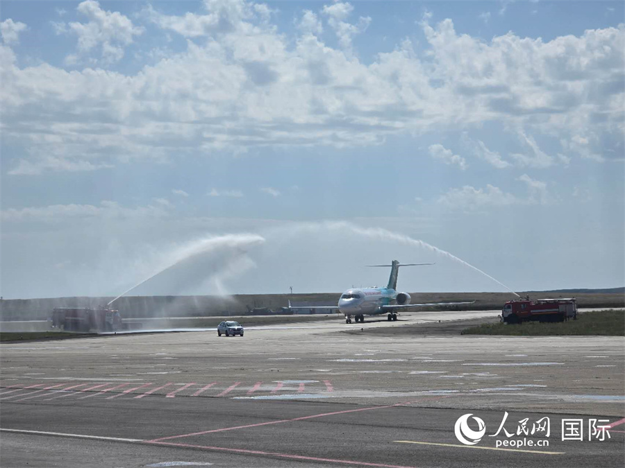 中國商飛C909型機(jī)抵達(dá)卡拉?達(dá)并穿越水門。人民網(wǎng)記者 李強(qiáng)攝