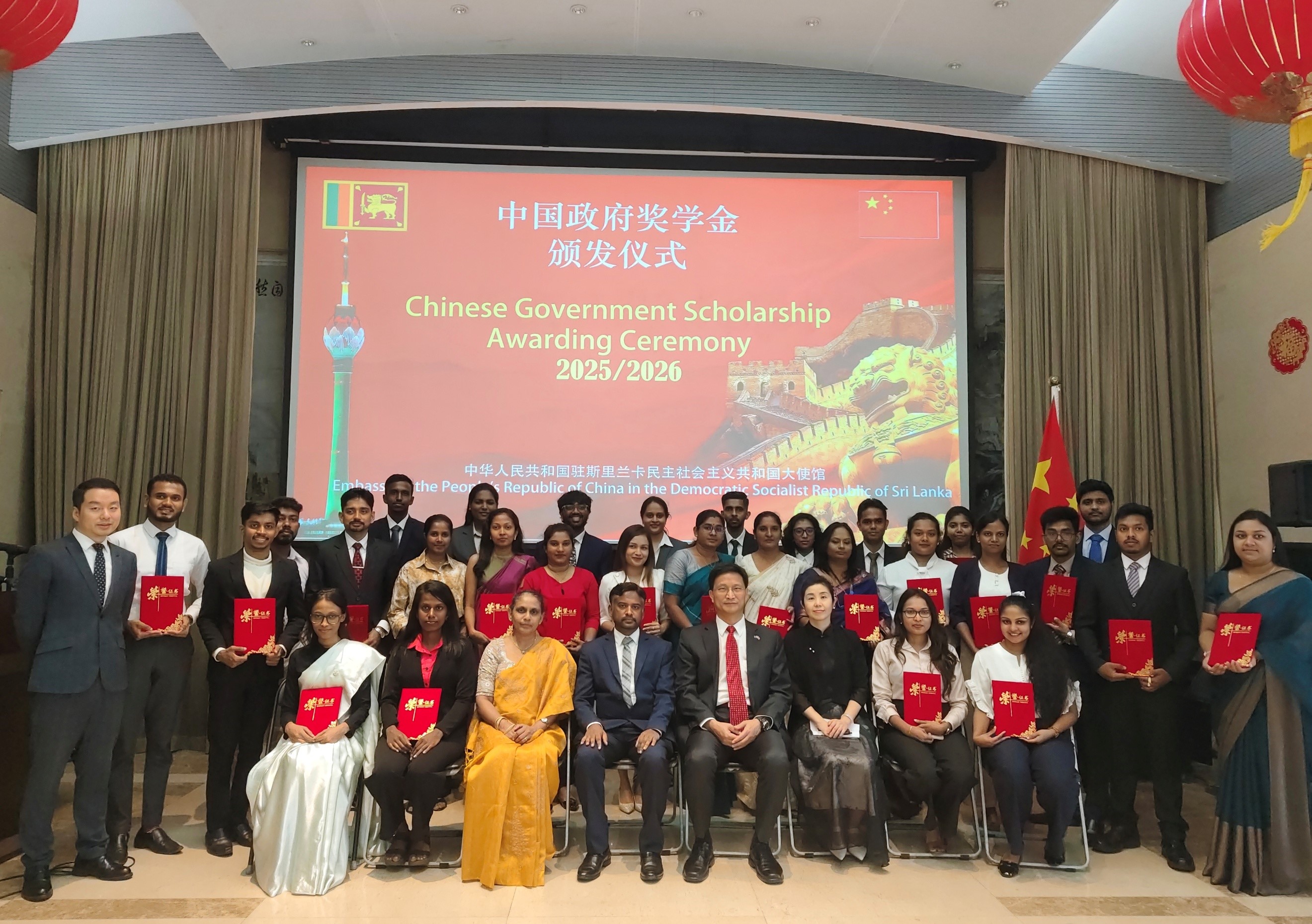 中國駐斯里蘭卡大使戚振宏同中國政府獎學金獲得者合影。主辦方供圖