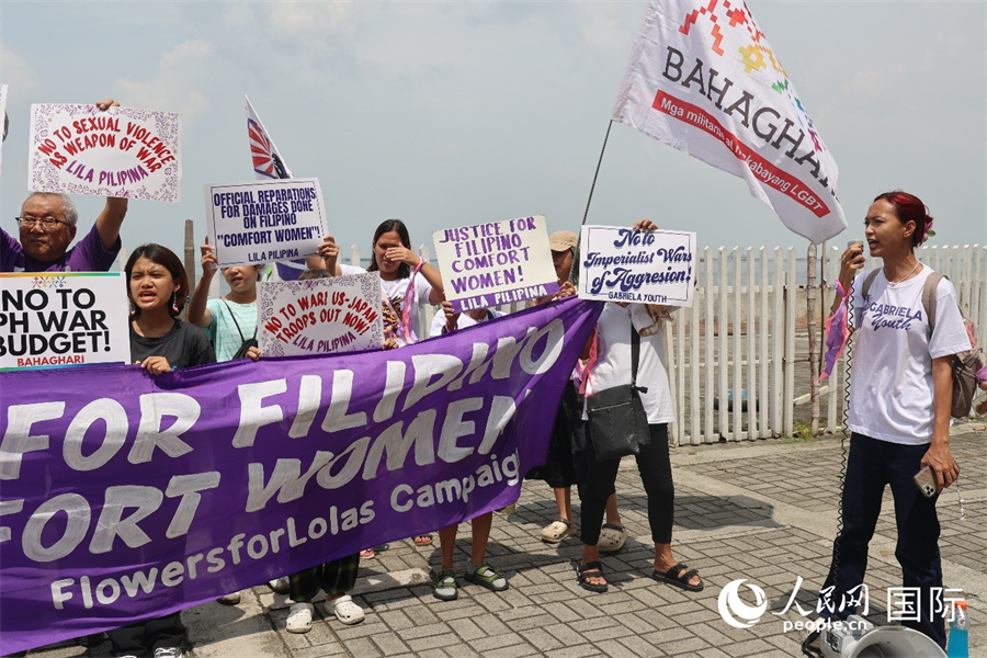 菲律賓民眾在馬尼拉灣畔的羅哈斯大道舉行游行示威，敦促日本政府正式道歉、作出賠償。人民網(wǎng)記者 樊帆攝