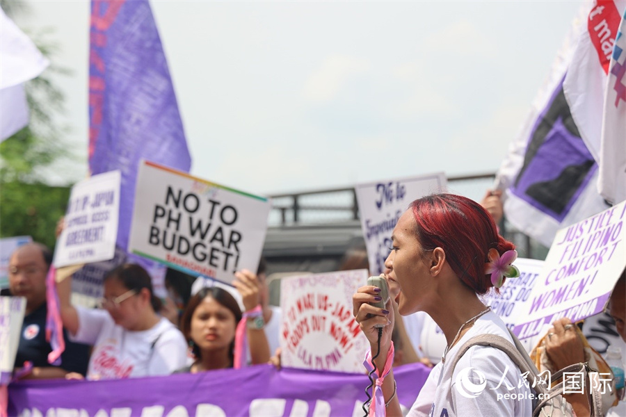 “伸張正義！”“不要戰(zhàn)爭！”“為和平奮起！”……激昂的呼喊聲在菲律賓悶熱的空氣中回蕩。人民網(wǎng)記者 樊帆攝