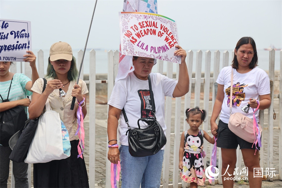 受害者家屬為逝世的“祖母”獻(xiàn)上鮮花，并搖動鈴鐺撫慰逝者的靈魂。人民網(wǎng)記者 樊帆攝