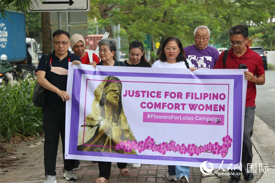 菲律賓民眾在拆除的“慰安婦”紀念雕像舊址旁舉行紀念日集會，寄托哀思并敦促日本政府承認戰(zhàn)爭罪行。人民網(wǎng)記者 樊帆攝