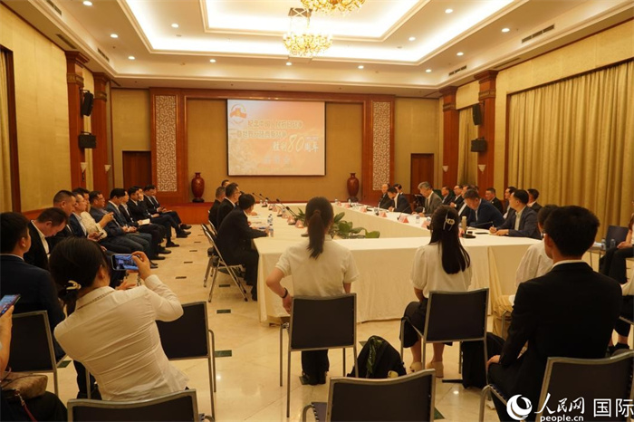 8月15日，中國駐印尼大使館舉辦紀(jì)念中國人民抗日戰(zhàn)爭(zhēng)暨世界反法西斯戰(zhàn)爭(zhēng)勝利80周年座談會(huì)。人民網(wǎng)記者曹師韻攝