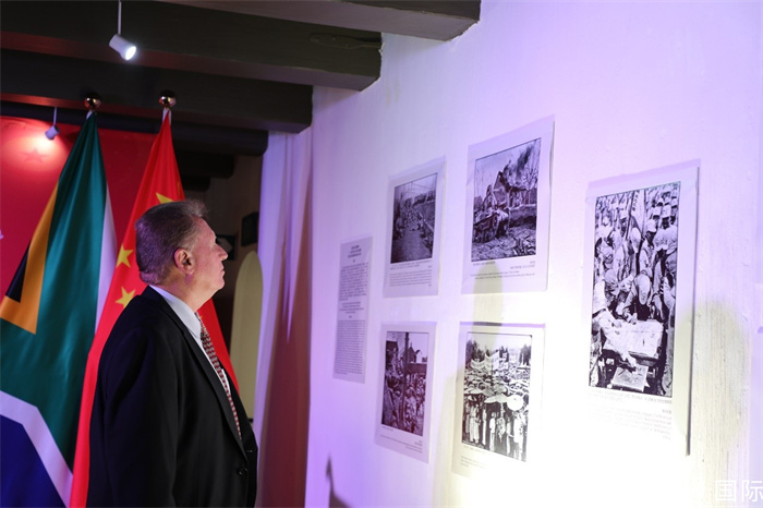 與會(huì)嘉賓參觀抗戰(zhàn)主題圖片展。人民網(wǎng)記者 戴楷然攝