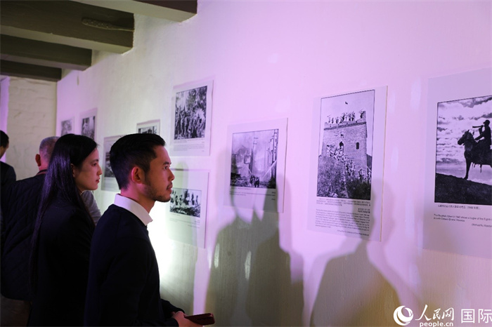 與會(huì)嘉賓參觀抗戰(zhàn)主題圖片展。人民網(wǎng)記者 戴楷然攝