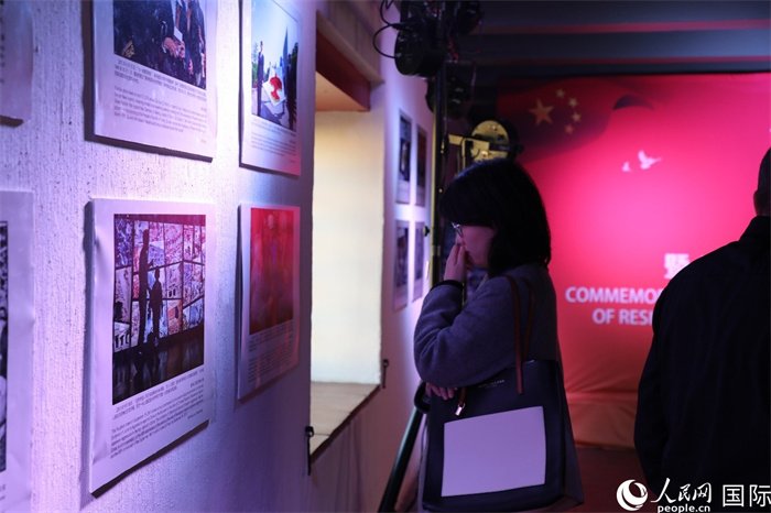 與會(huì)嘉賓參觀抗戰(zhàn)主題圖片展。人民網(wǎng)記者 戴楷然攝