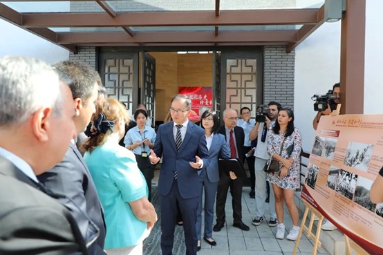 姜學(xué)斌大使帶土方嘉賓參觀圖片展。使館供圖