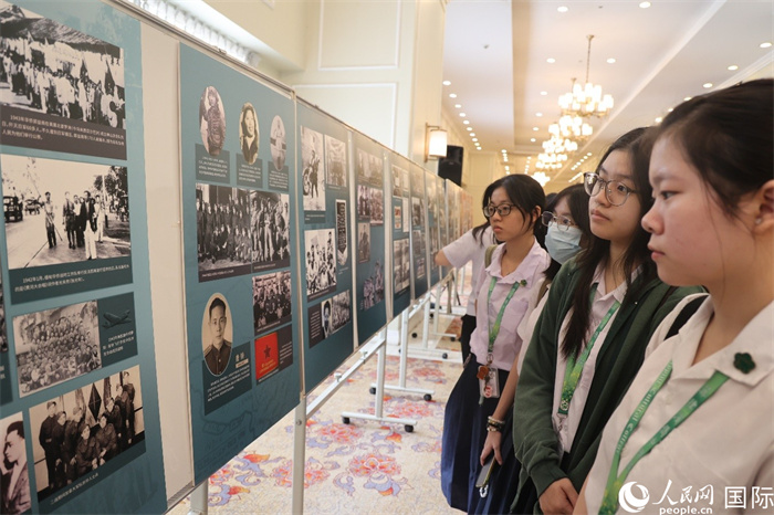 與會代表認真觀看座談會現(xiàn)場舉辦的主題圖片展。人民網(wǎng)記者 樊帆攝