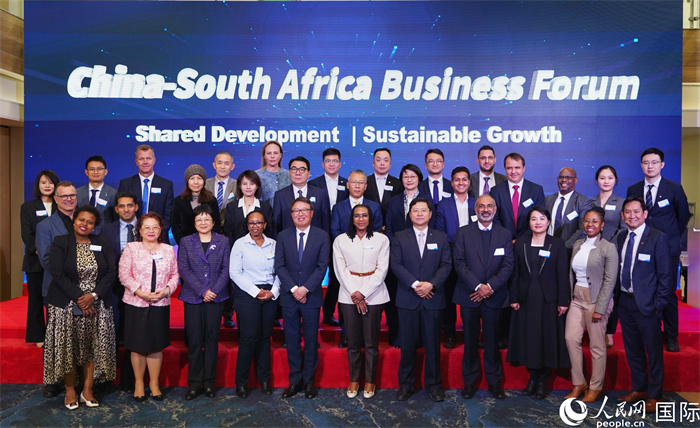 與會(huì)嘉賓合影。人民網(wǎng) 劉暢攝