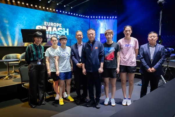 中國駐瑞典大使崔愛民與中國乒乓球代表團(tuán)教練和運(yùn)動(dòng)員合影（一）。中國駐瑞典大使館供圖