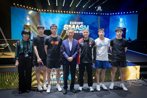 中國駐瑞典大使崔愛民與中國乒乓球代表團教練和運動員合影（二）。中國駐瑞典大使館供圖