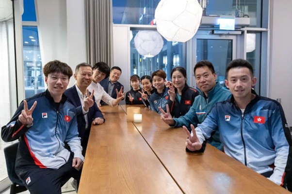 中國駐瑞典大使崔愛民與中國香港乒乓球代表團教練和運動員合影。中國駐瑞典大使館供圖
