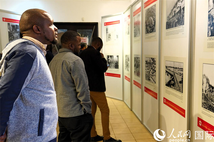 嘉賓在參觀圖片展。人民網(wǎng)記者 黃煒鑫攝