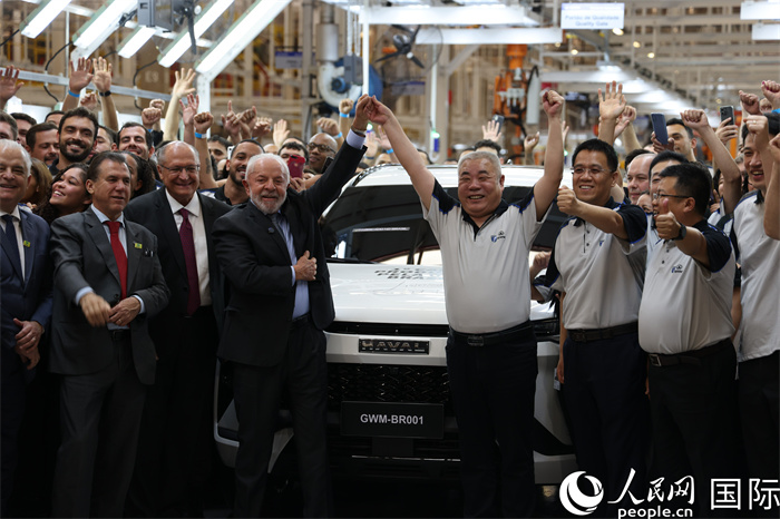 當?shù)貢r間8月15日，長城汽車巴西工廠正式竣工投產(chǎn)。圖為巴西總統(tǒng)盧拉同長城汽車總裁穆峰等在該工廠下線的第一臺汽車前合影。人民網(wǎng)記者 時元皓攝