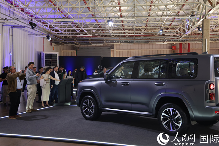 當?shù)貢r間8月15日，長城汽車巴西工廠正式竣工投產(chǎn)。圖為投產(chǎn)儀式前，參觀者在汽車展示區(qū)域參觀拍照。人民網(wǎng)記者 時元皓攝