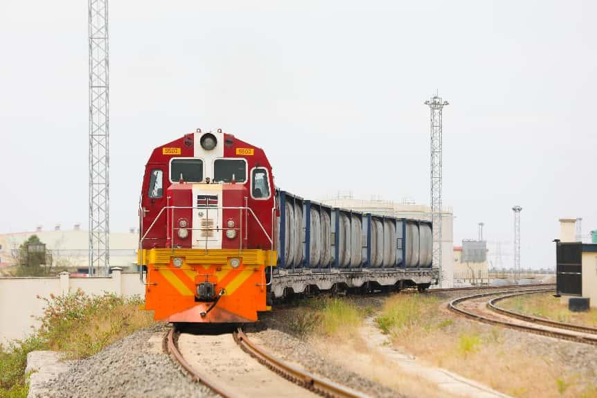 在蒙內(nèi)鐵路內(nèi)羅畢終點站，一列貨物列車行駛在鐵路線上。非洲之星鐵路運營有限責任公司供圖